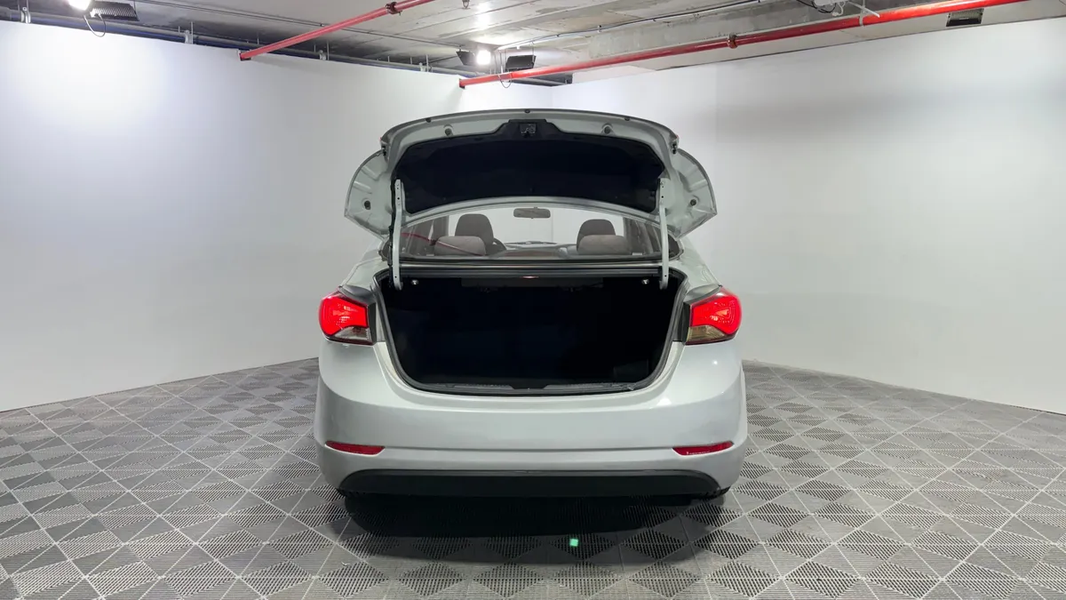 Hyundai Elantra 1.6 Md Gls Ac 2ab Mt año 2016