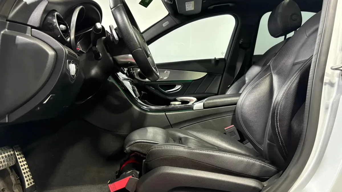 Mercedes-Benz C300 2.0 Fl At año 2019