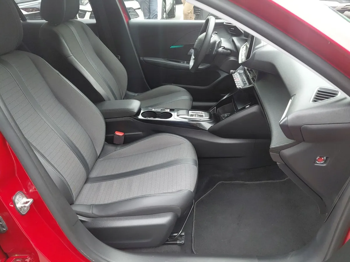 Peugeot 208 1.2 Puretech Allure Pack 130 4x2 Eat8 5p año 2024