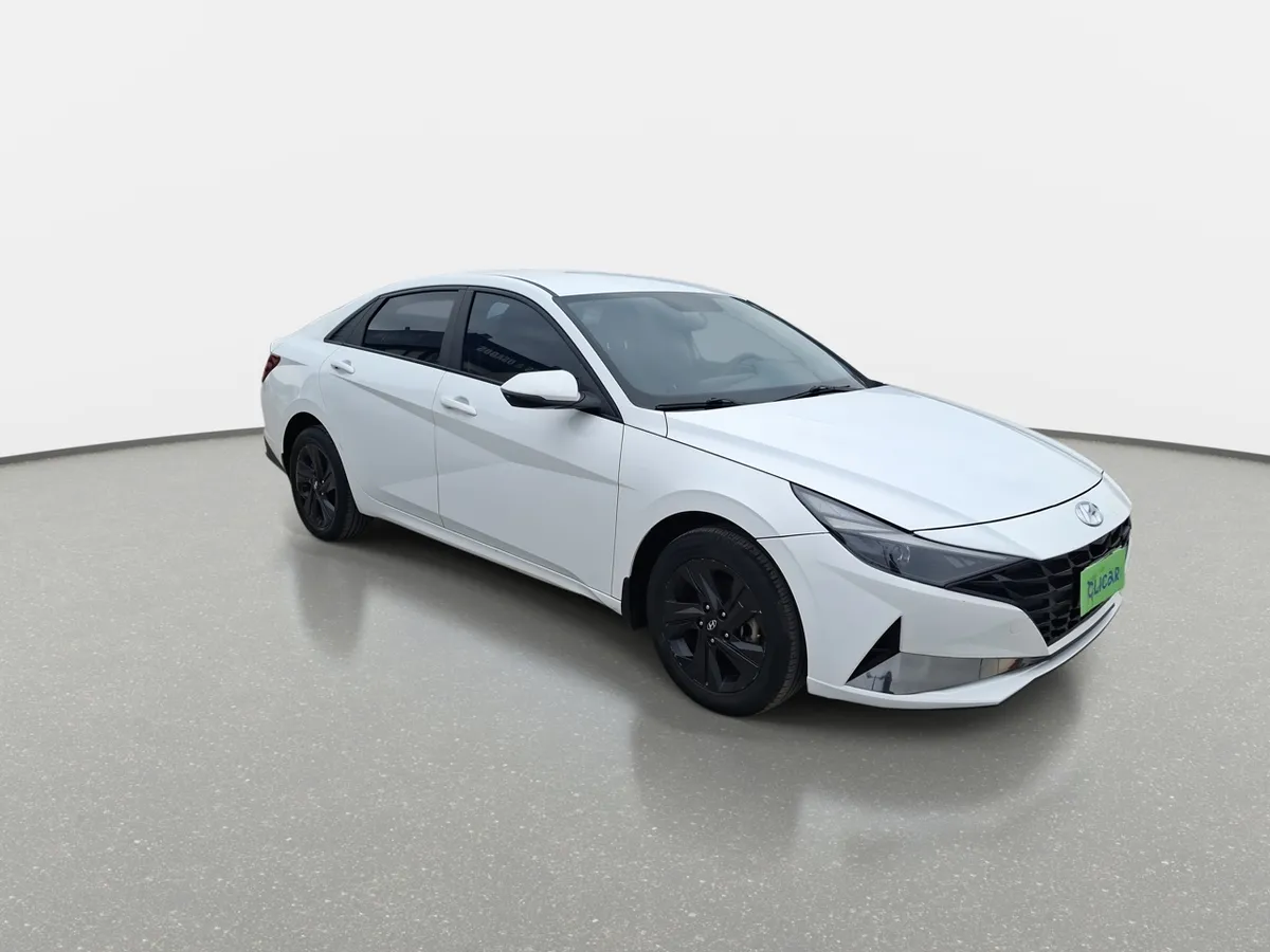 Hyundai Elantra 1.6 Cn7 Plus 4x2 Mt 4p año 2022