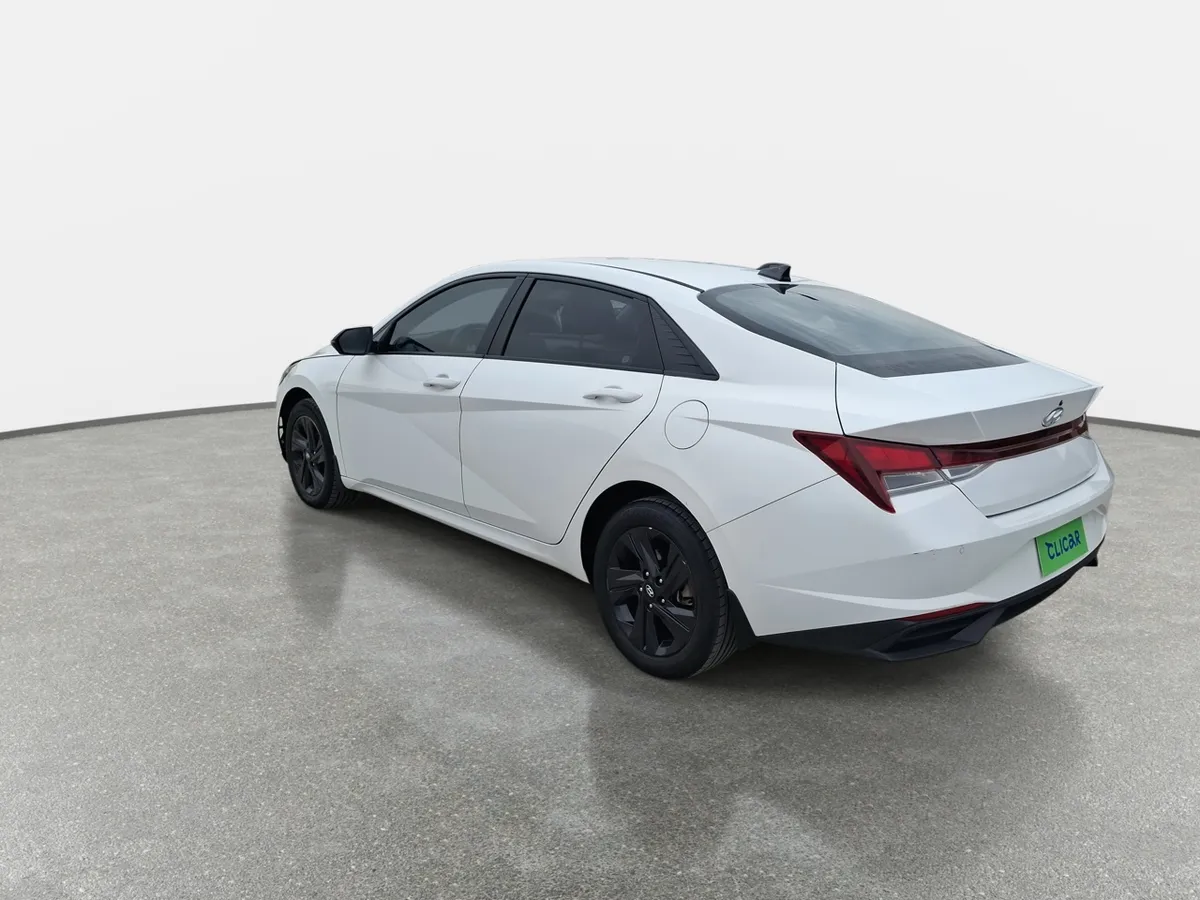 Hyundai Elantra 1.6 Cn7 Plus 4x2 Mt 4p año 2022