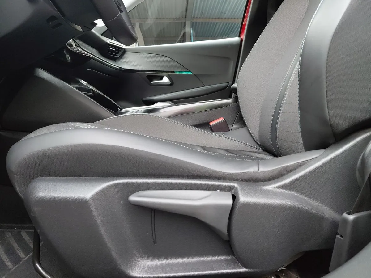 Peugeot 208 1.2 Puretech Allure Pack 130 4x2 Eat8 5p año 2024