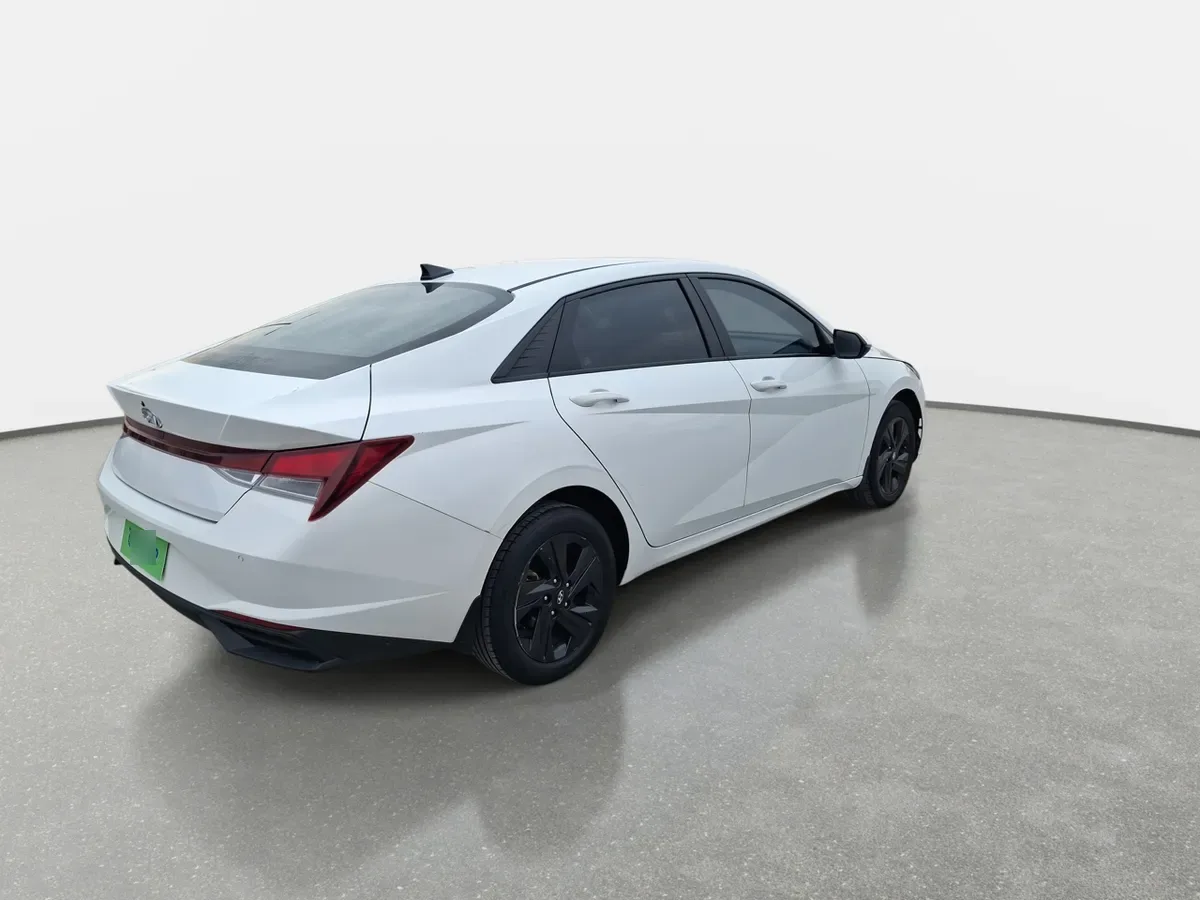Hyundai Elantra 1.6 Cn7 Plus 4x2 Mt 4p año 2022