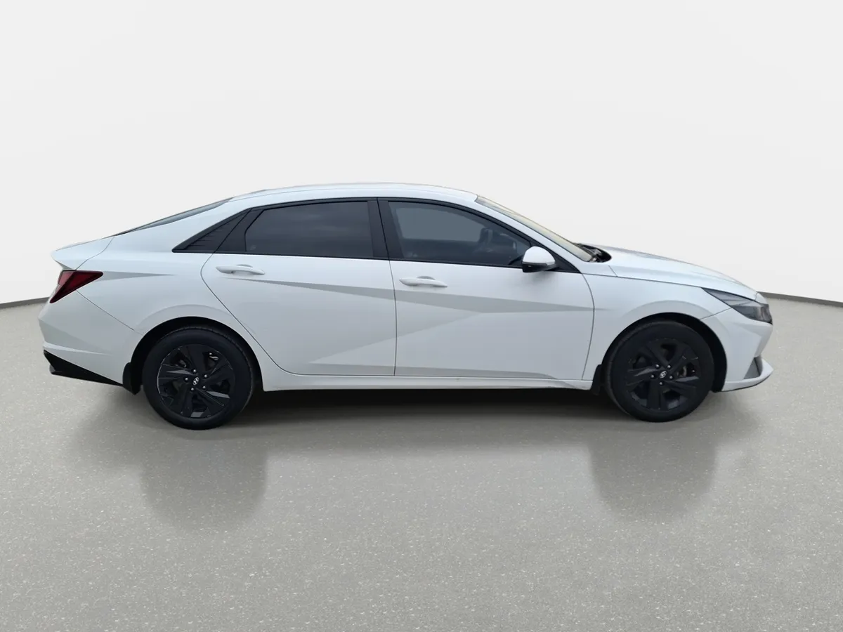 Hyundai Elantra 1.6 Cn7 Plus 4x2 Mt 4p año 2022