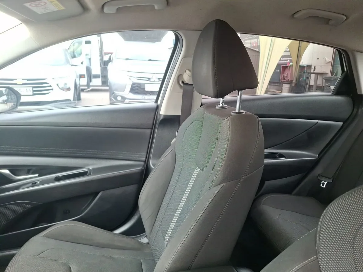 Hyundai Elantra 1.6 Cn7 Plus 4x2 Mt 4p año 2022