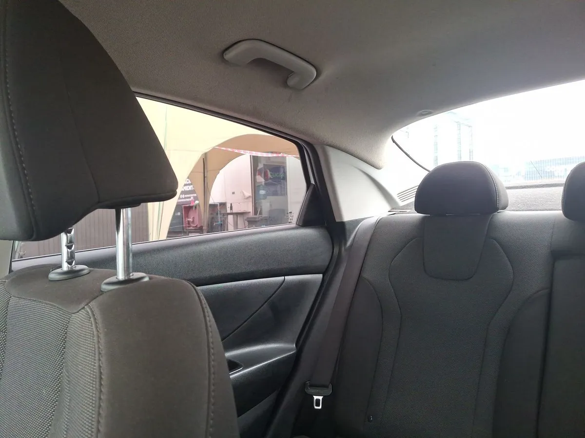 Hyundai Elantra 1.6 Cn7 Plus 4x2 Mt 4p año 2022