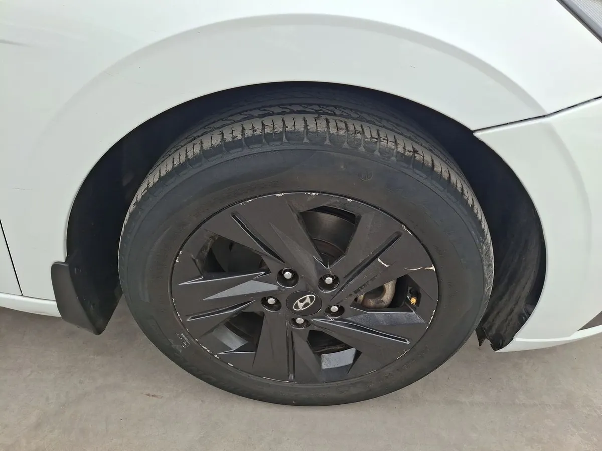 Hyundai Elantra 1.6 Cn7 Plus 4x2 Mt 4p año 2022