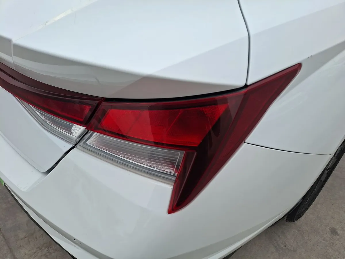 Hyundai Elantra 1.6 Cn7 Plus 4x2 Mt 4p año 2022
