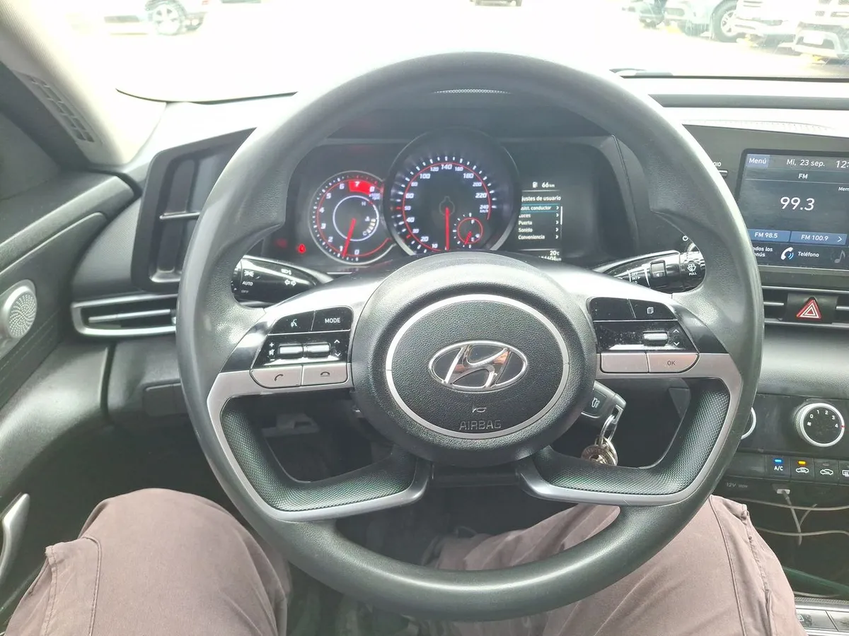 Hyundai Elantra 1.6 Cn7 Plus 4x2 Mt 4p año 2022