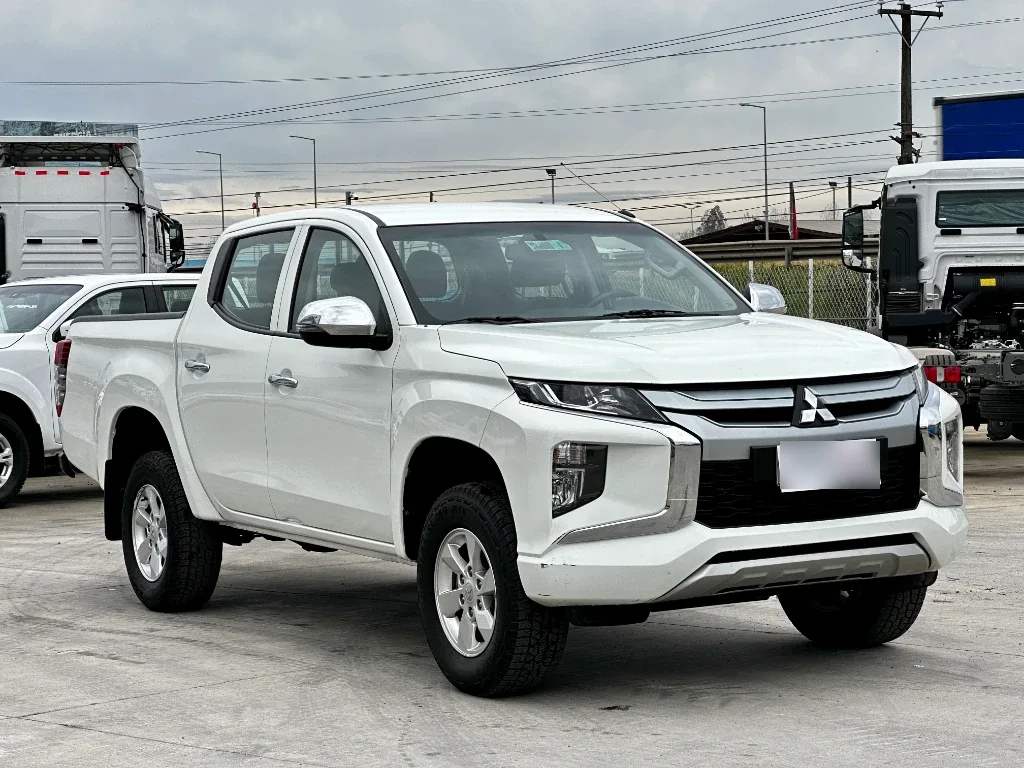 Mitsubishi L200 L200 4x2 Katana D/c 2.4 Td Mt Cr año 2023