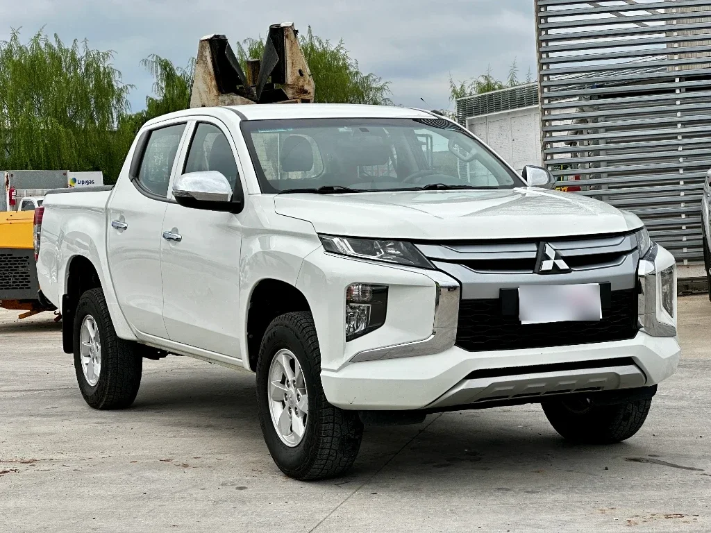 Mitsubishi L200 L200 4x2 Katana D/c 2.4 Td Mt Cr año 2023