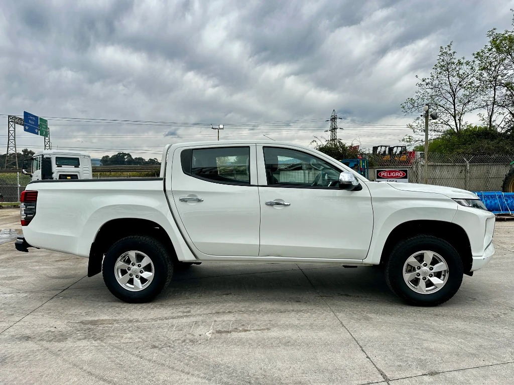 Mitsubishi L200 L200 4x2 Katana D/c 2.4 Td Mt Cr año 2023