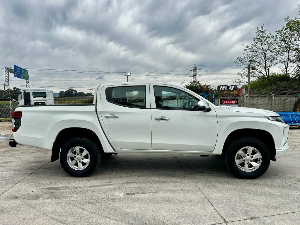 Mitsubishi L200 L200 4x2 Katana D/c 2.4 Td Mt Cr año 2023