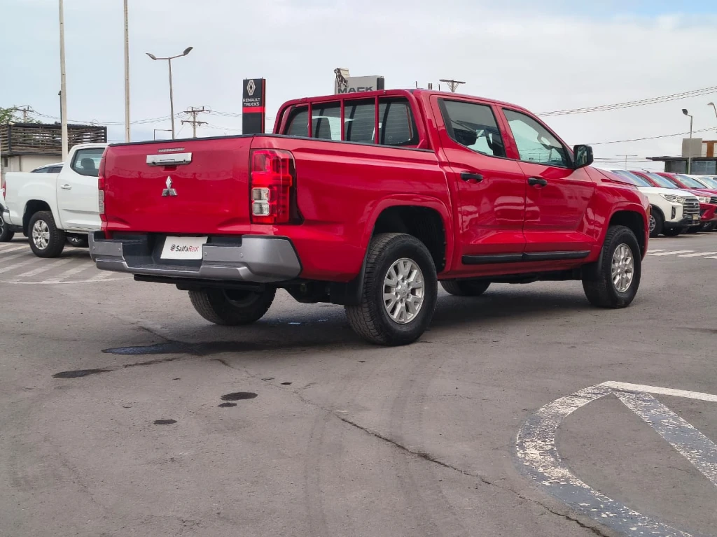 Mitsubishi L200 Katana D/c 2.4 Tdi Mt Xrt 4x4 año 2024