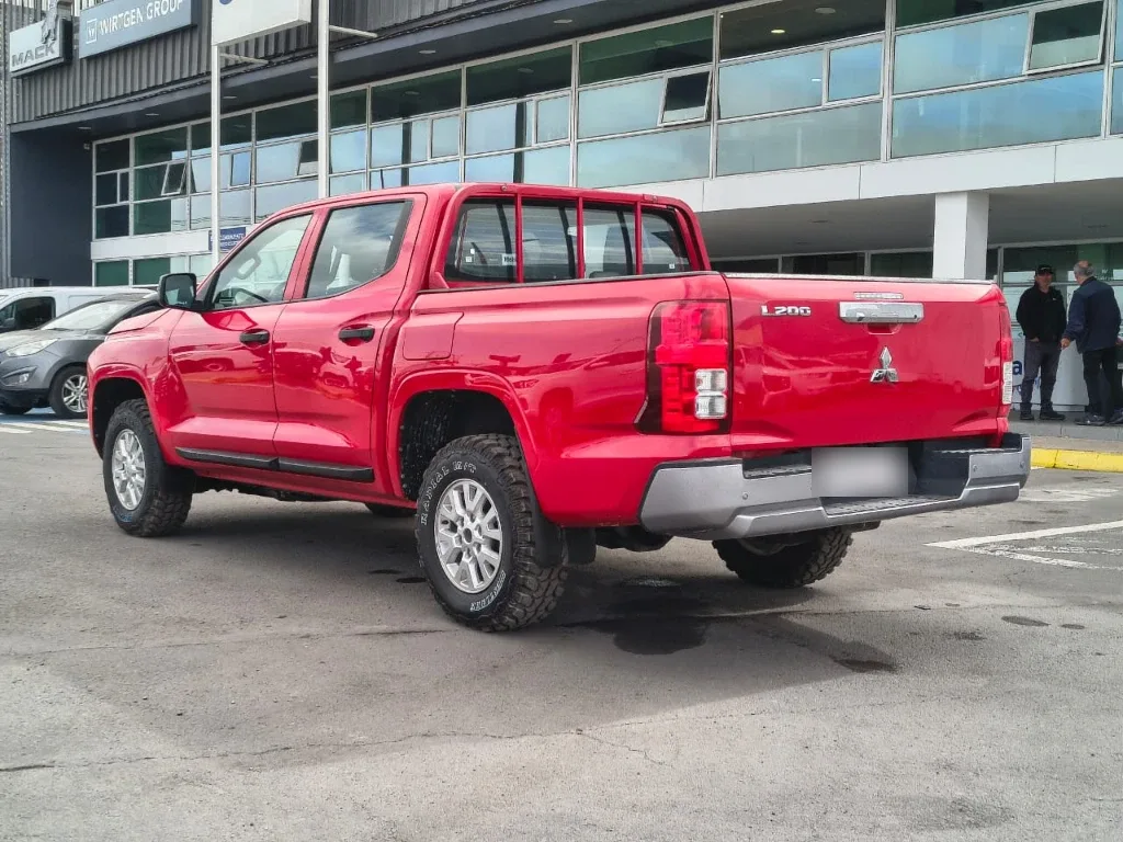 Mitsubishi L200 Katana D/c 2.4 Tdi Mt Xrt 4x4 año 2024