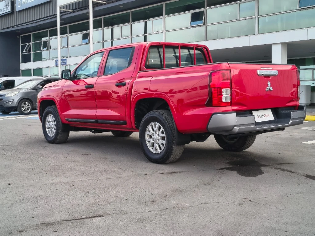 Mitsubishi L200 Katana D/c 2.4 Tdi Mt Xrt 4x4 año 2024