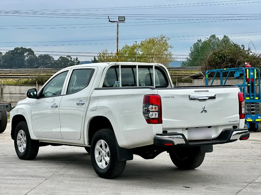 Mitsubishi L200 L200 4x2 Katana D/c 2.4 Td Mt Cr año 2023
