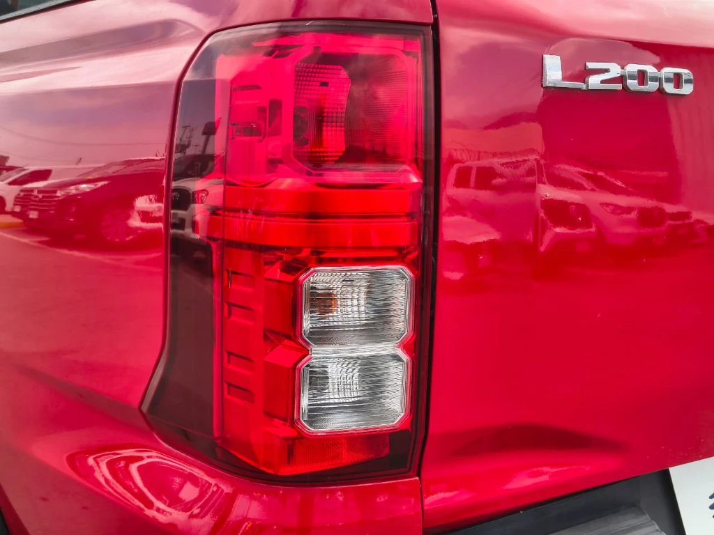 Mitsubishi L200 Katana D/c 2.4 Tdi Mt Xrt 4x4 año 2024