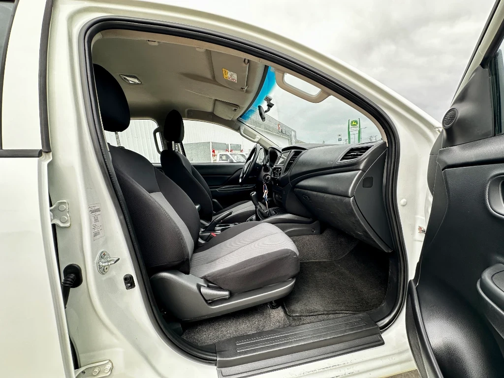 Mitsubishi L200 L200 4x2 Katana D/c 2.4 Td Mt Cr año 2023