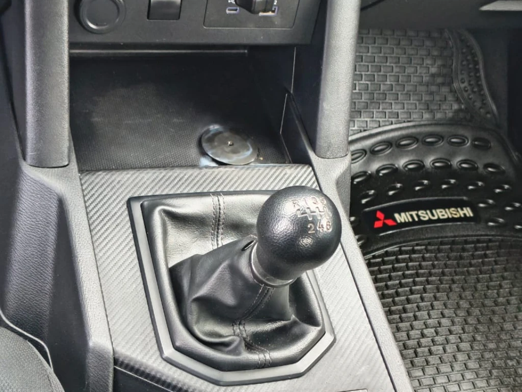 Mitsubishi L200 Katana D/c 2.4 Tdi Mt Xrt 4x4 año 2024