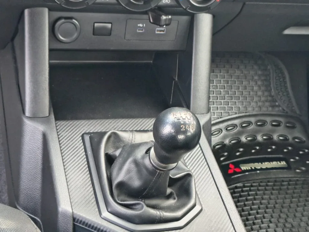 Mitsubishi L200 Katana D/c 2.4 Tdi Mt Xrt 4x4 año 2024
