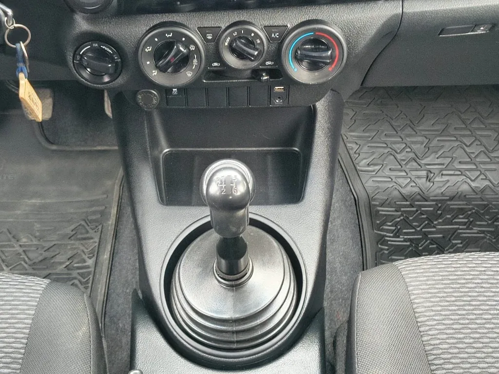 Toyota Hilux Dc 4x4 2.4 D Dx Mt año 2023