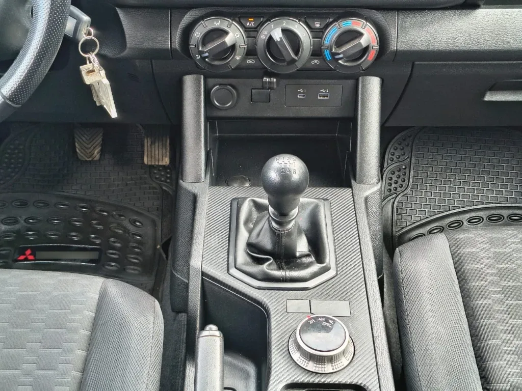 Mitsubishi L200 Katana D/c 2.4 Tdi Mt Xrt 4x4 año 2024