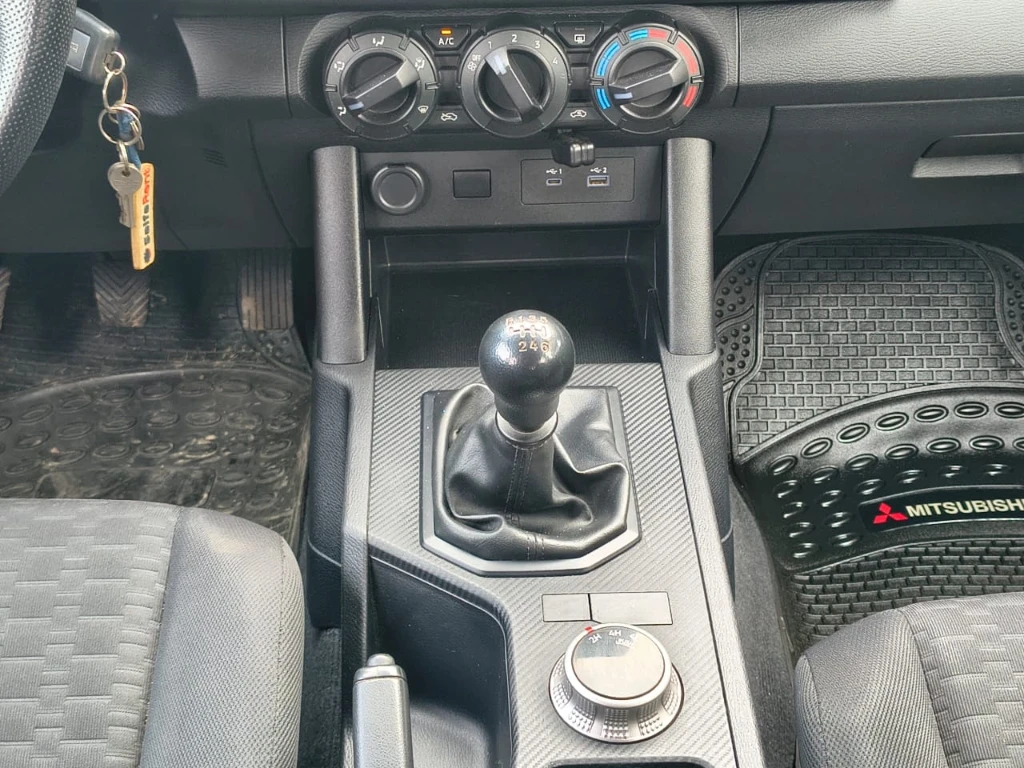 Mitsubishi L200 Katana D/c 2.4 Tdi Mt Xrt 4x4 año 2024