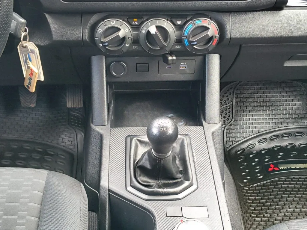 Mitsubishi L200 Katana D/c 2.4 Tdi Mt Xrt 4x4 año 2024