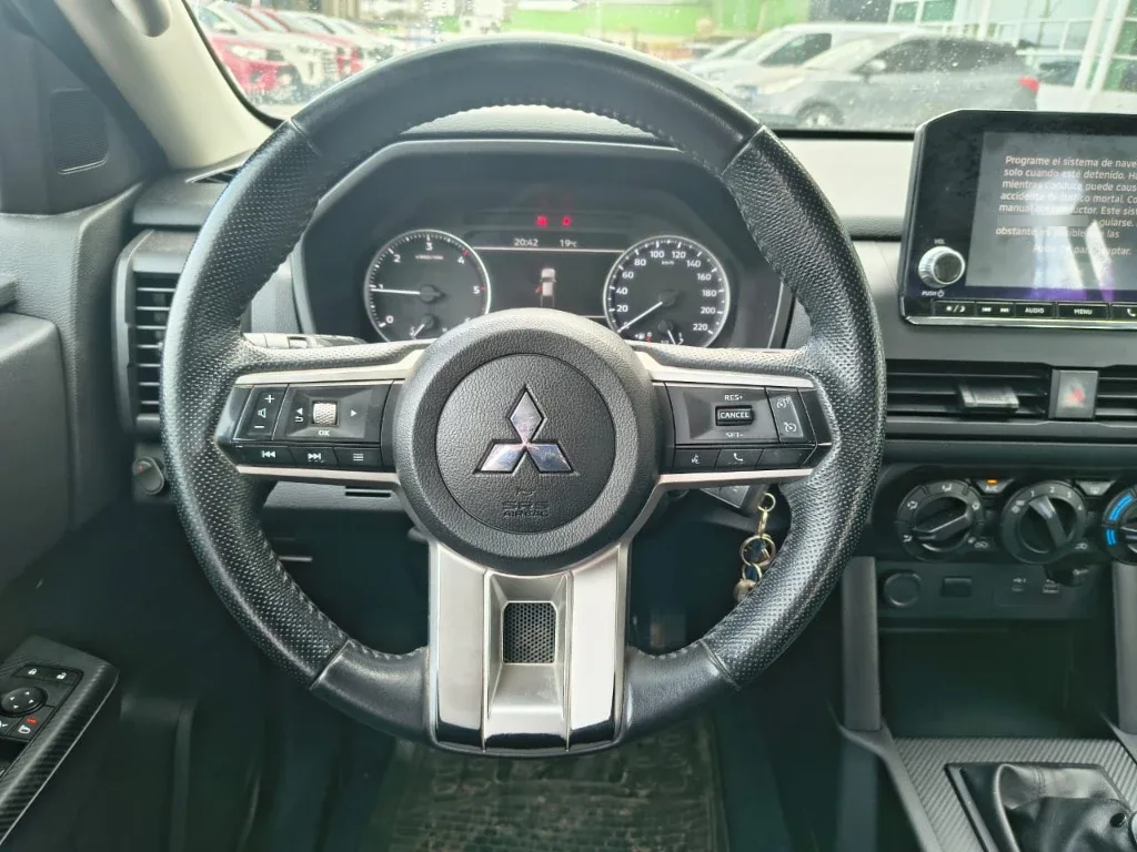 Mitsubishi L200 Katana D/c 2.4 Tdi Mt Xrt 4x4 año 2024