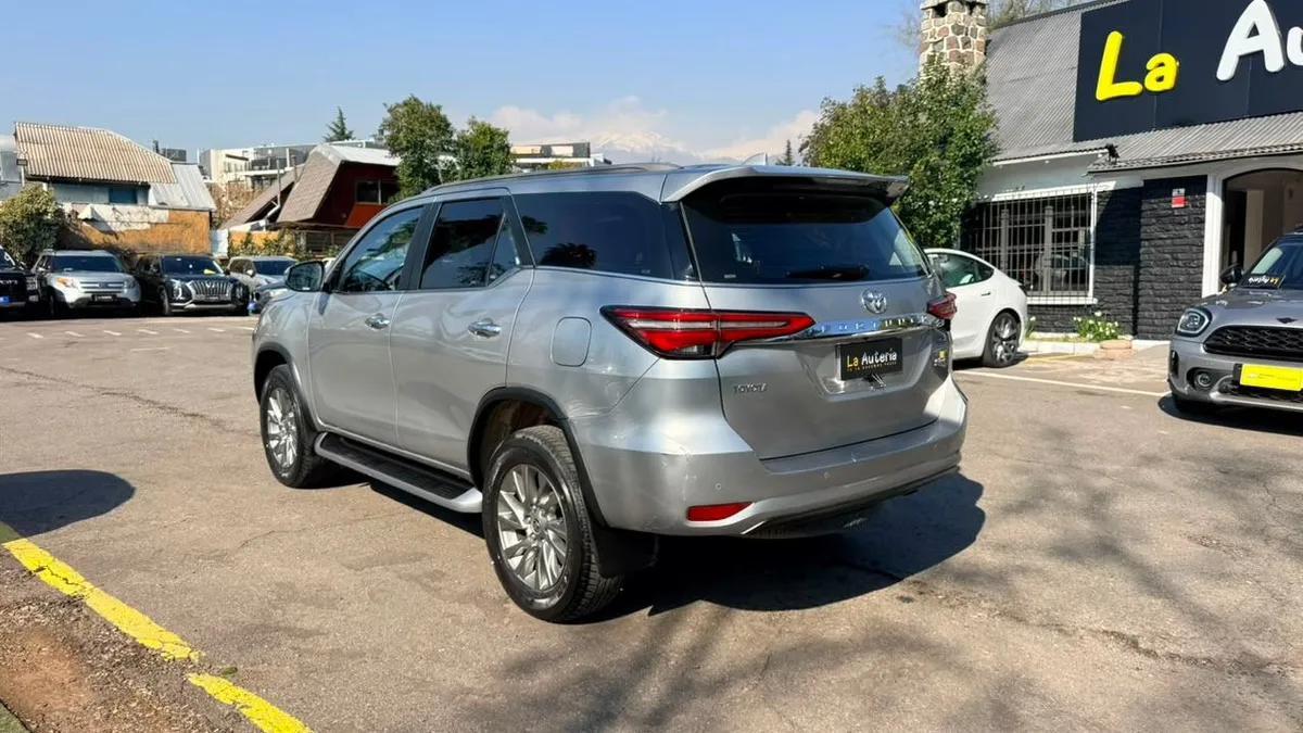 Toyota Fortuner 2.8 Srx Tdi Diesel 4x4 At 5p año 2022