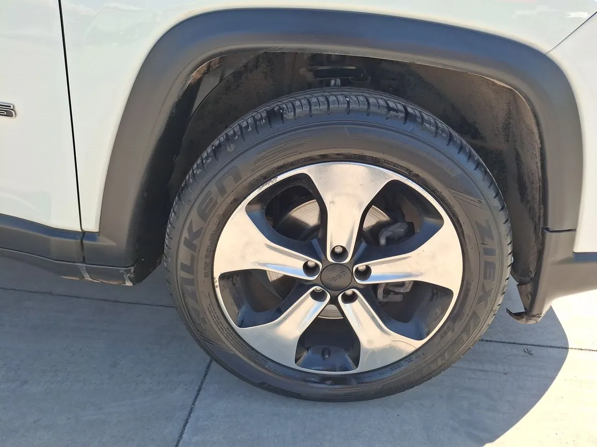 Jeep Compass 2.4 Longitude 4x2 Radio 8.4 9at 5p año 2019
