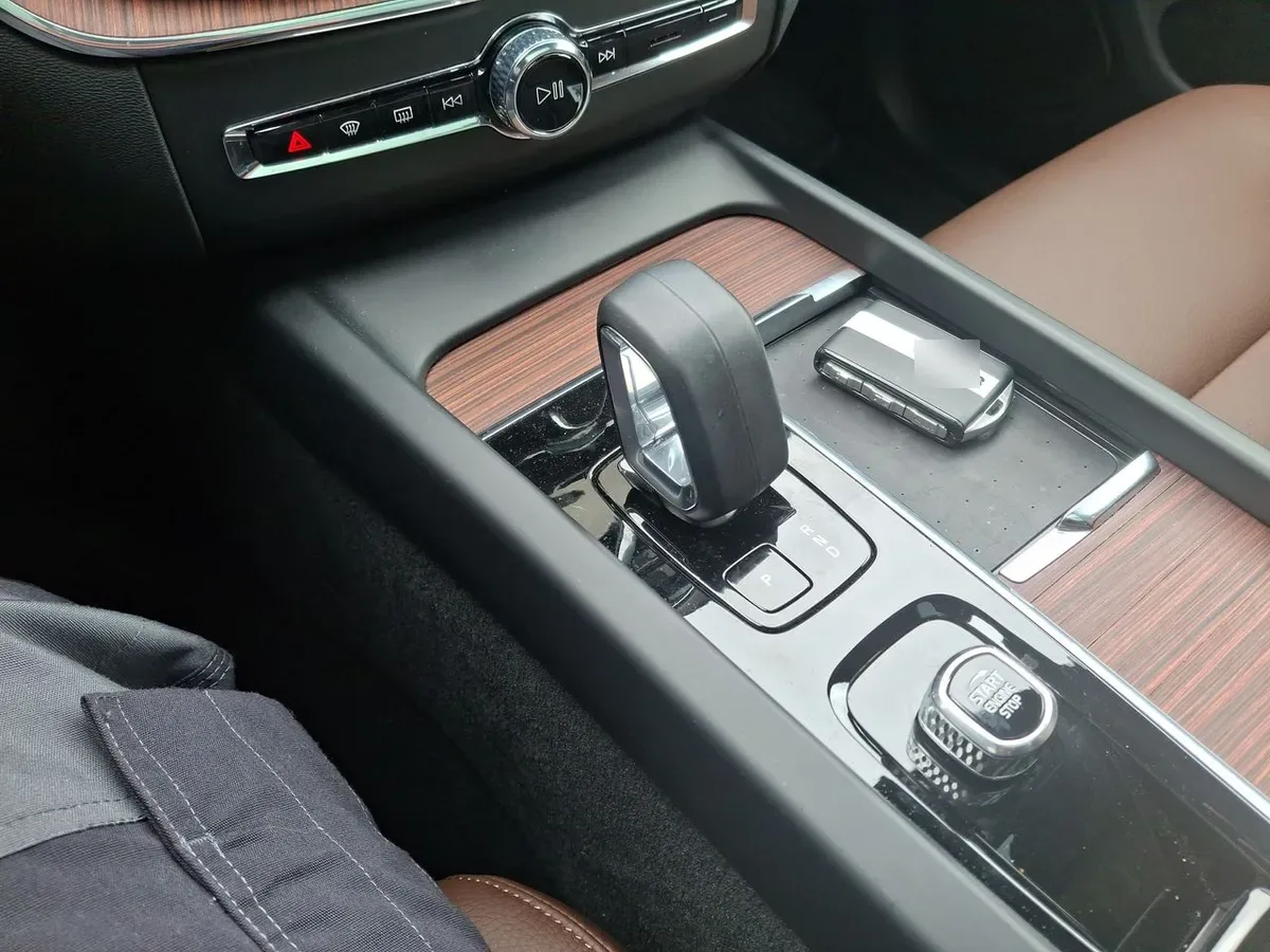 Volvo Xc60 2.0 T8 Recharge Plus Hybrid Awd At 5p año 2025