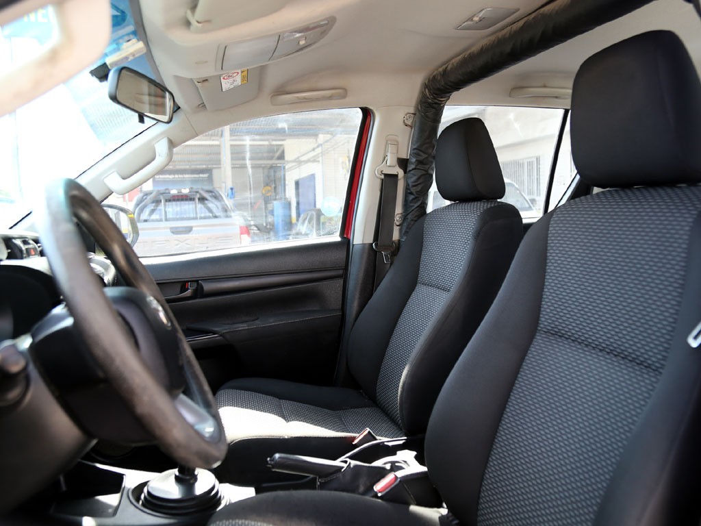 Toyota Hilux Dx Mt 4x4 2.4 año 2023