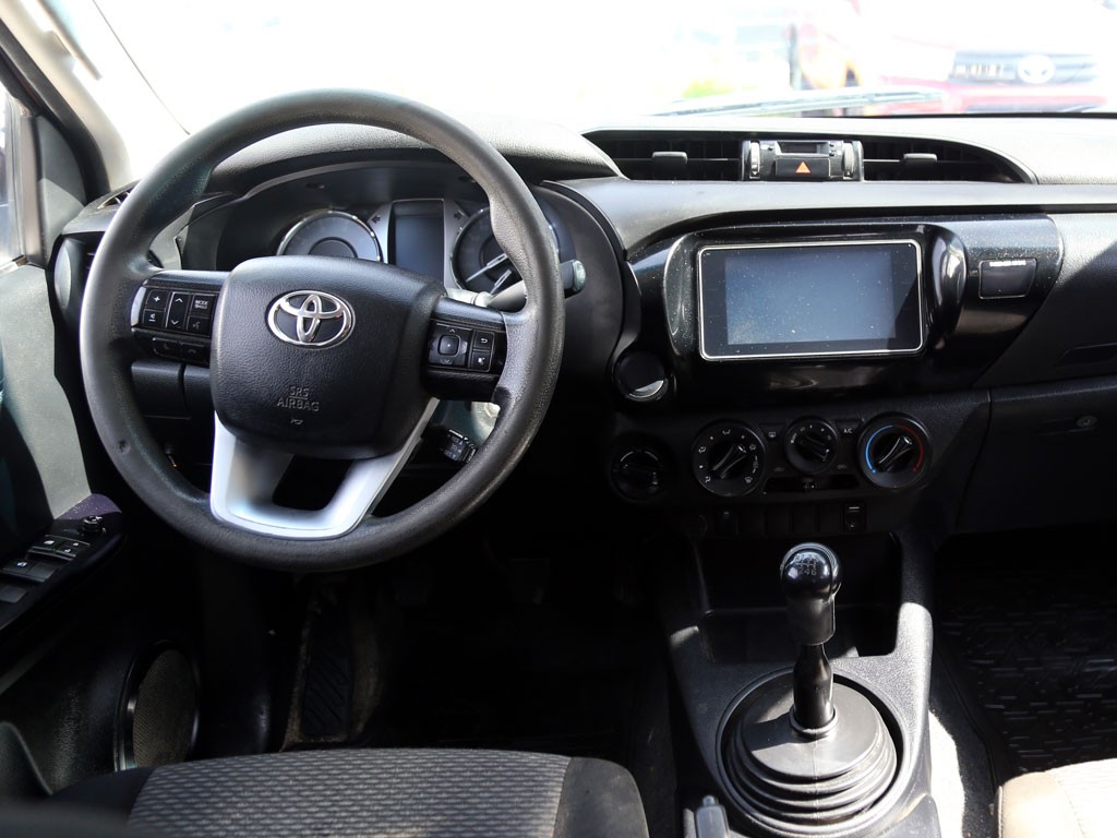 Toyota Hilux Dx Mt 4x4 2.4 año 2023