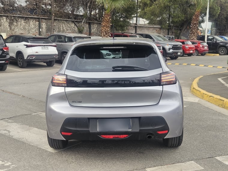 Peugeot 208 Puretech 4x2 1.2 año 2025