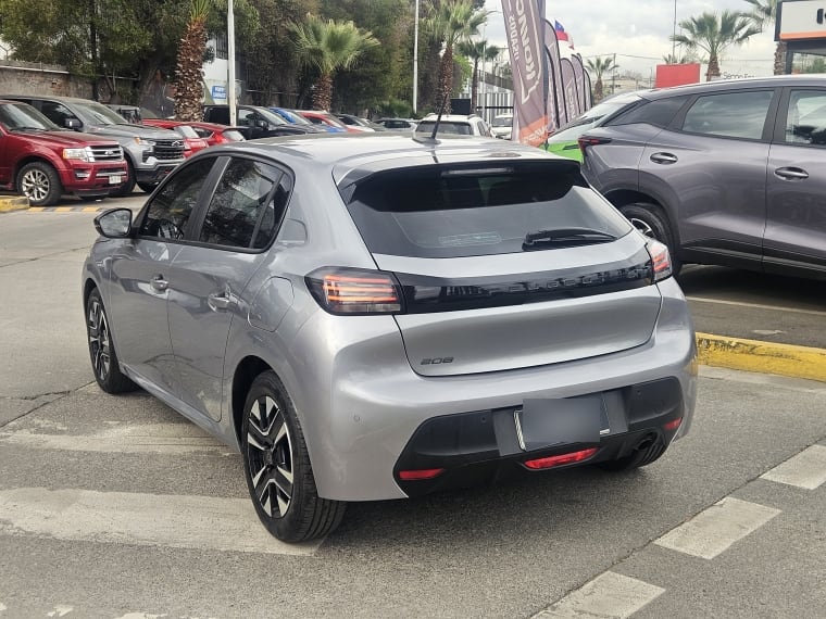 Peugeot 208 Puretech 4x2 1.2 año 2025