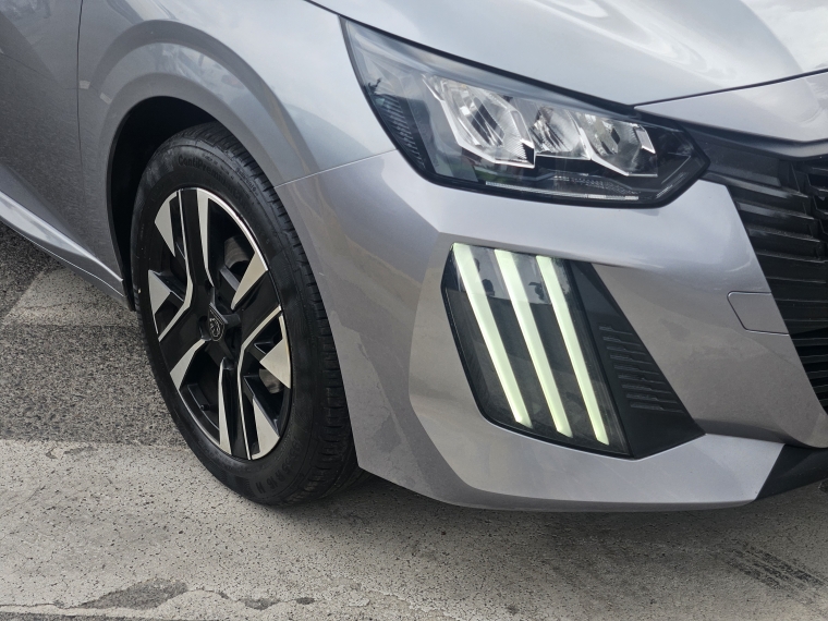 Peugeot 208 Puretech 4x2 1.2 año 2025
