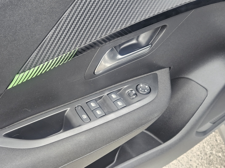 Peugeot 208 Puretech 4x2 1.2 año 2025