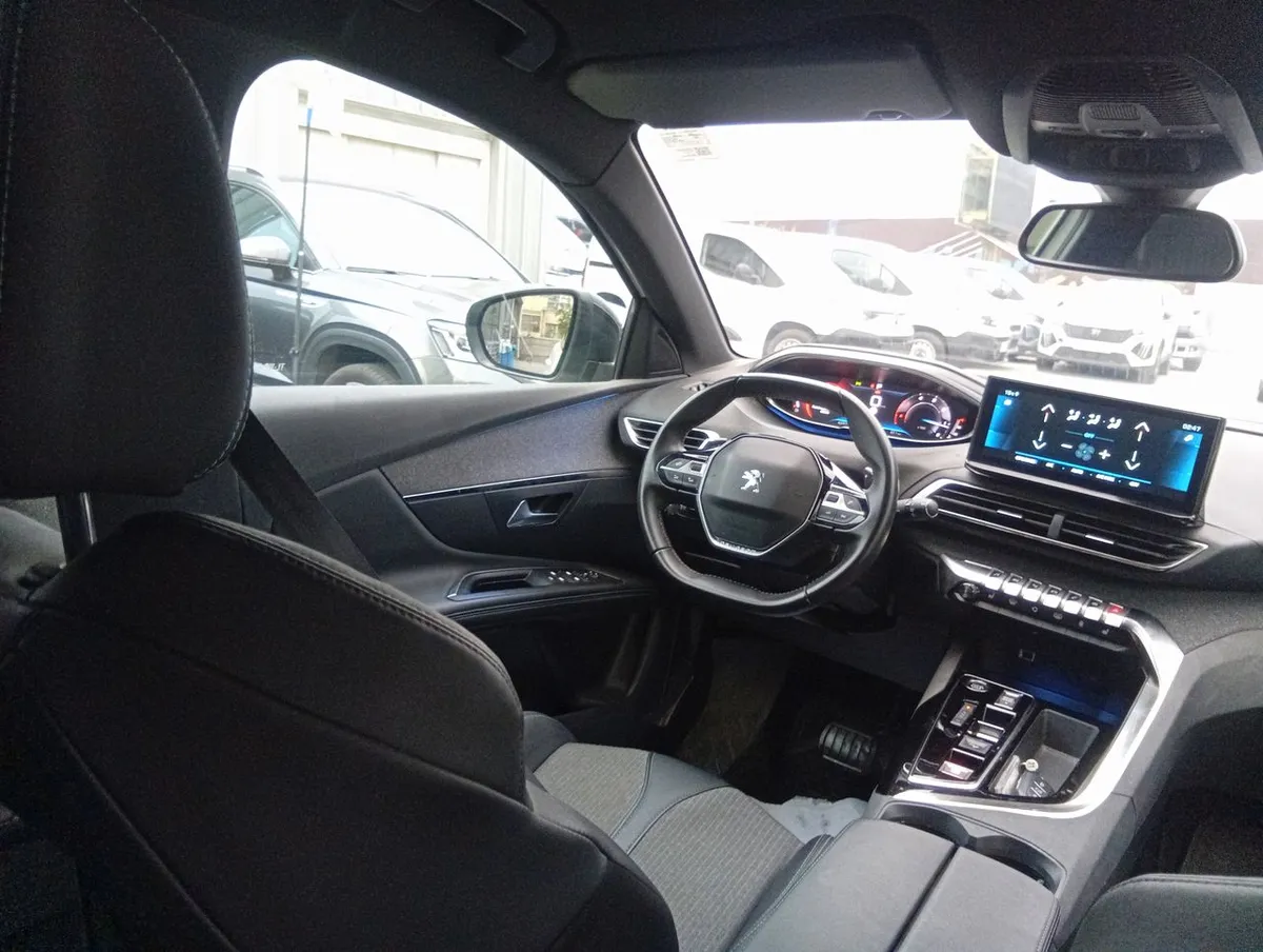 Peugeot 3008 1.5 Allure Pack Bluehdi 130 4x2 Eat8 5p año 2024