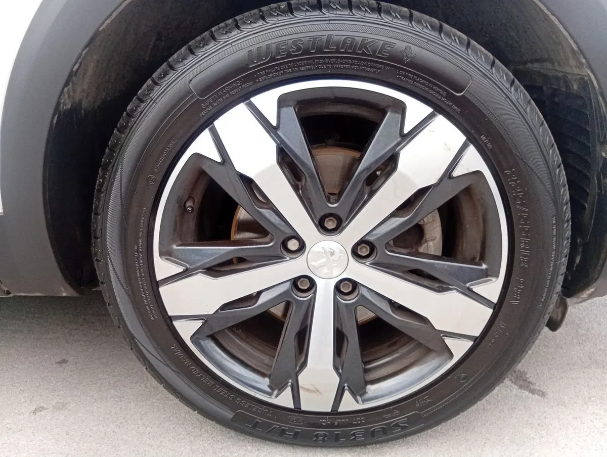 Peugeot 3008 1.5 Allure Pack Bluehdi 130 4x2 Eat8 5p año 2024