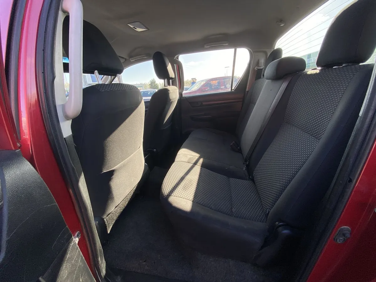 Toyota Hilux 2.4 Dx Diesel 4x2 Dob. Cab. Mt 4p año 2023