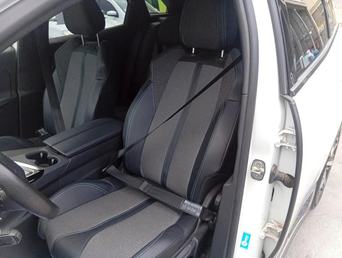 Peugeot 3008 1.5 Allure Pack Bluehdi 130 4x2 Eat8 5p año 2024