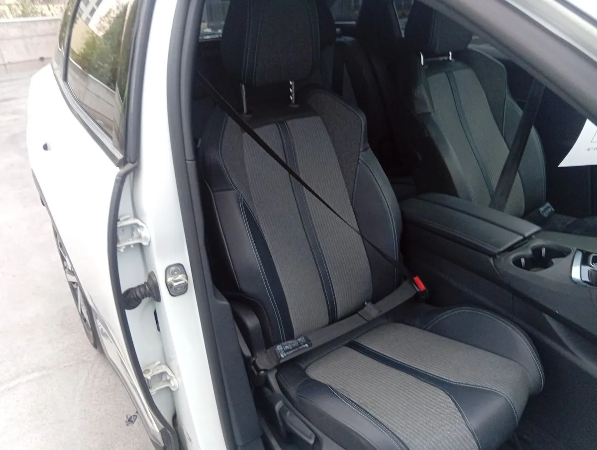 Peugeot 3008 1.5 Allure Pack Bluehdi 130 4x2 Eat8 5p año 2024