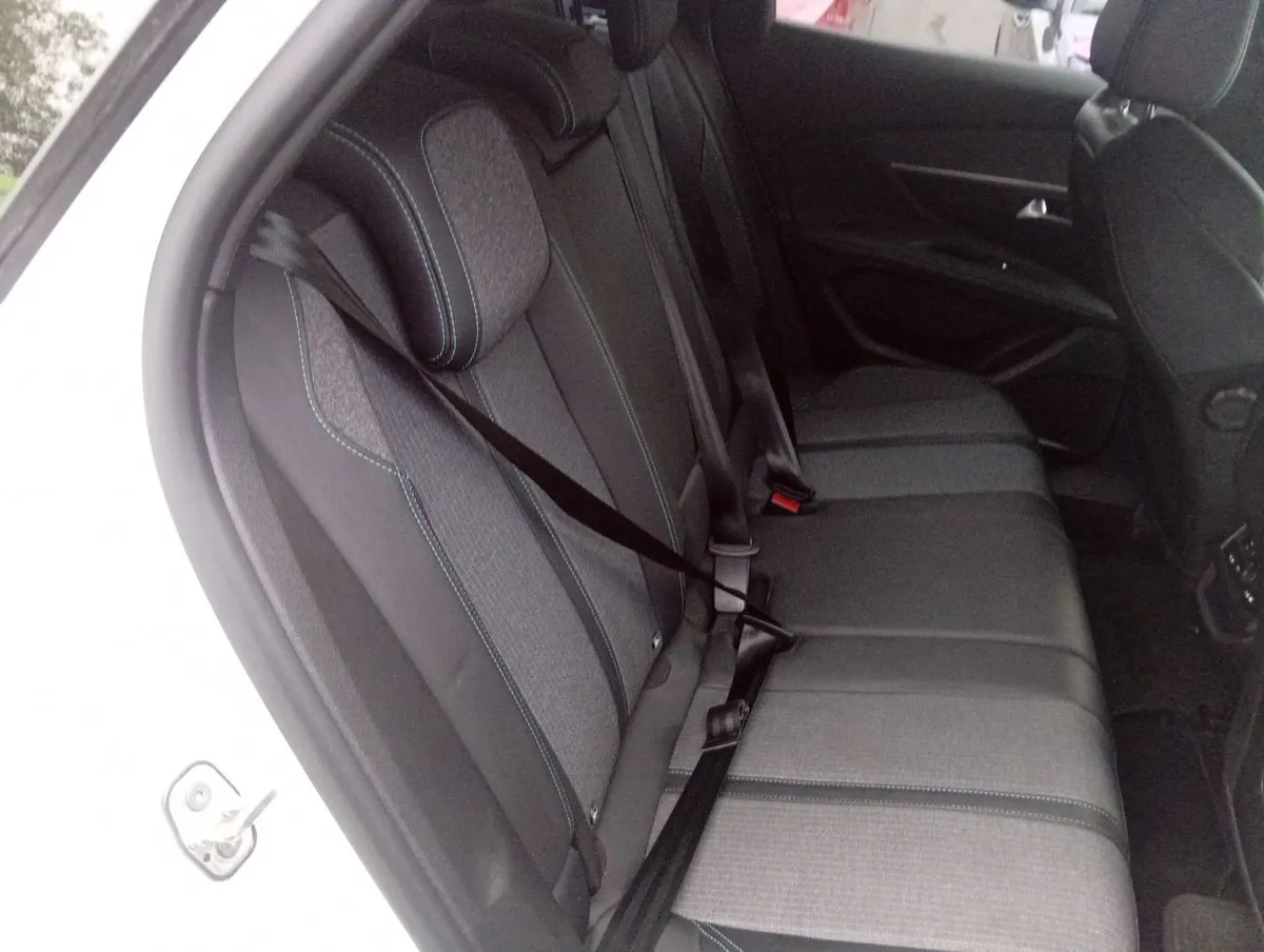 Peugeot 3008 1.5 Allure Pack Bluehdi 130 4x2 Eat8 5p año 2024