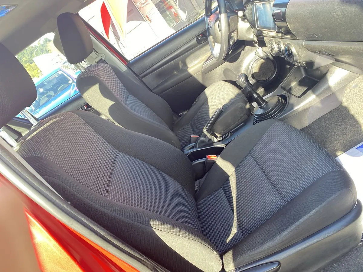 Toyota Hilux 2.4 Dx Diesel 4x2 Dob. Cab. Mt 4p año 2023