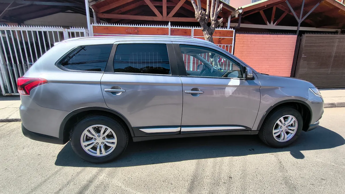 MITSUBISHI OUTLANDER 2.0 Mt 4x2 año 2020