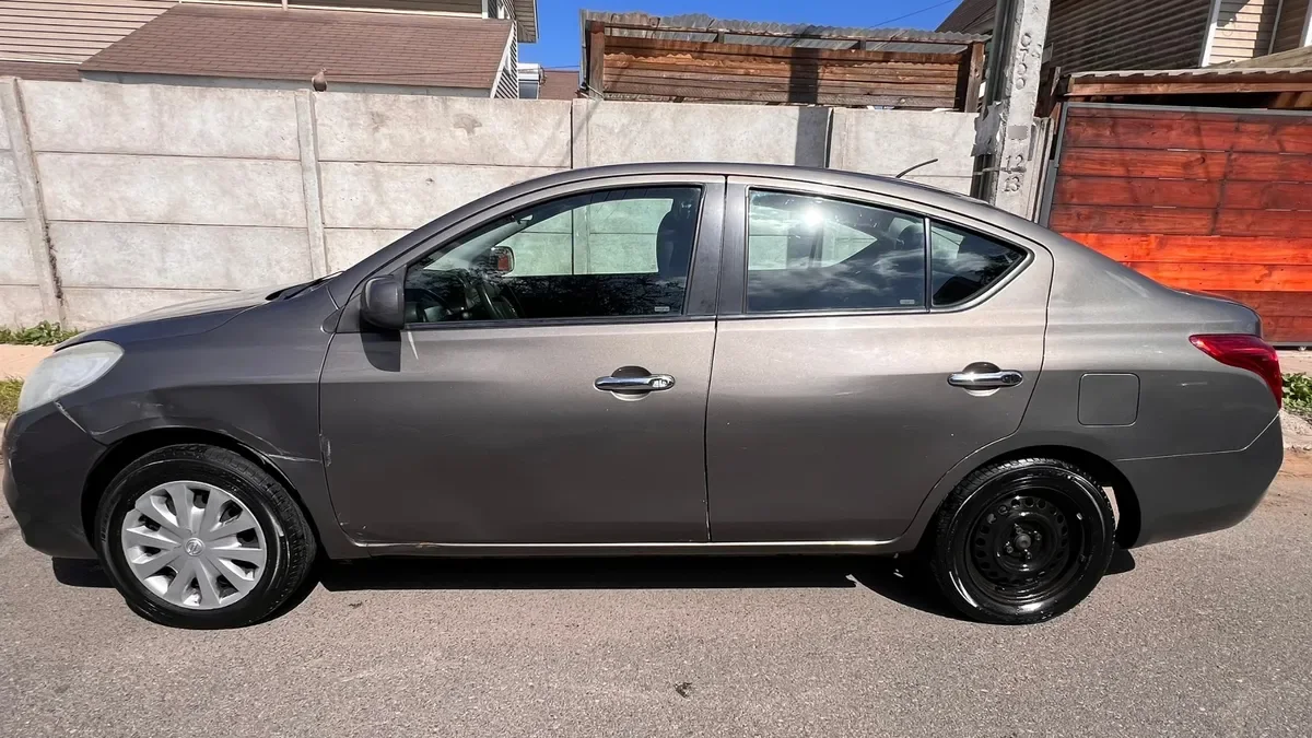 NISSAN VERSA 1.6 Sense Ll Mt año 2013