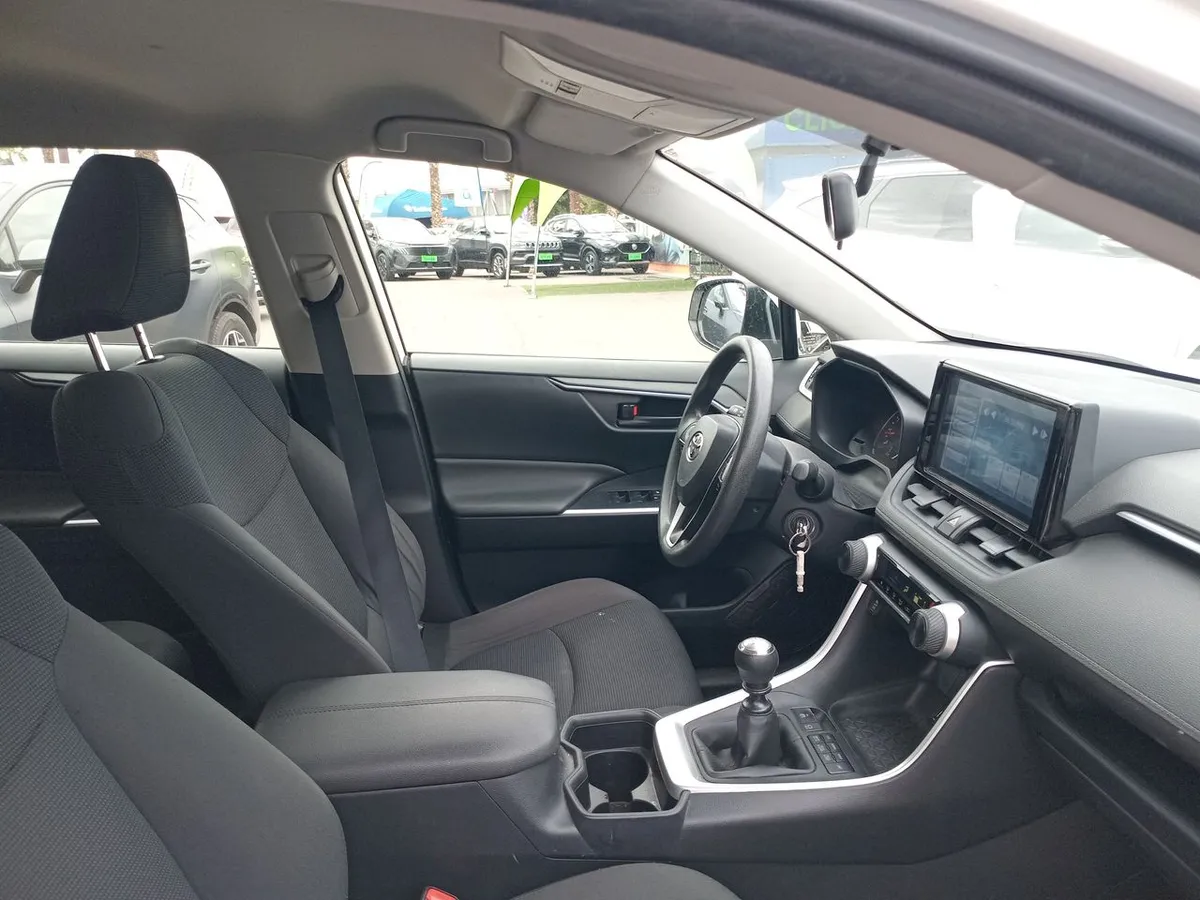 Toyota Rav 4 2.0 Le 4x4 Mt 5p año 2022