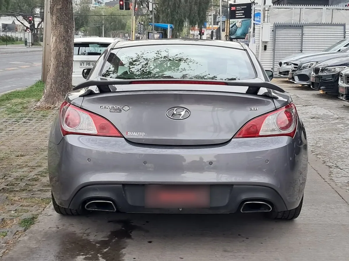HYUNDAI GENESIS 3.8 Coupea19 At año 2010